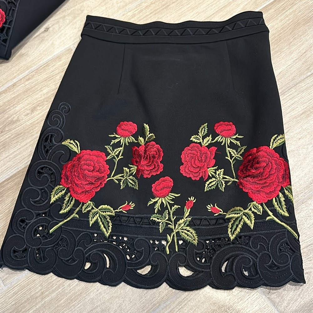 Beautiful suit set rose flowers appliqué Size Small Sunning blazer and skirt - Picture 9 of 14